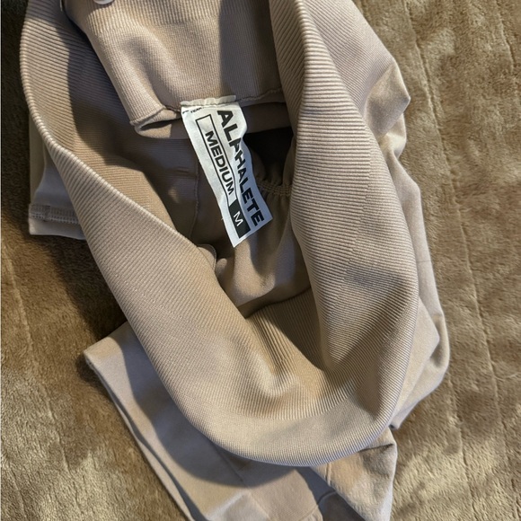 Alphalete Women's Contour Ultra High Rise Short Porcelain Medium NWOT - Picture 4 of 4